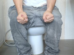 Pernah Keluar Darah Saat BAB? Waspadai Gejala Kanker Usus Besar