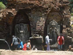 Air Sumber Tetek yang Dibawa Khofifah ke IKN Dipercaya Bikin Awet Muda