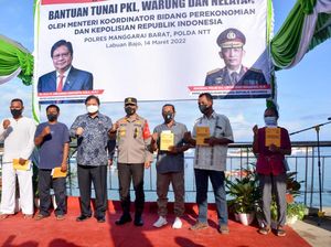 Airlangga Bagikan Bantuan Tunai PKLWN Pertama ke Nelayan Labuan Bajo