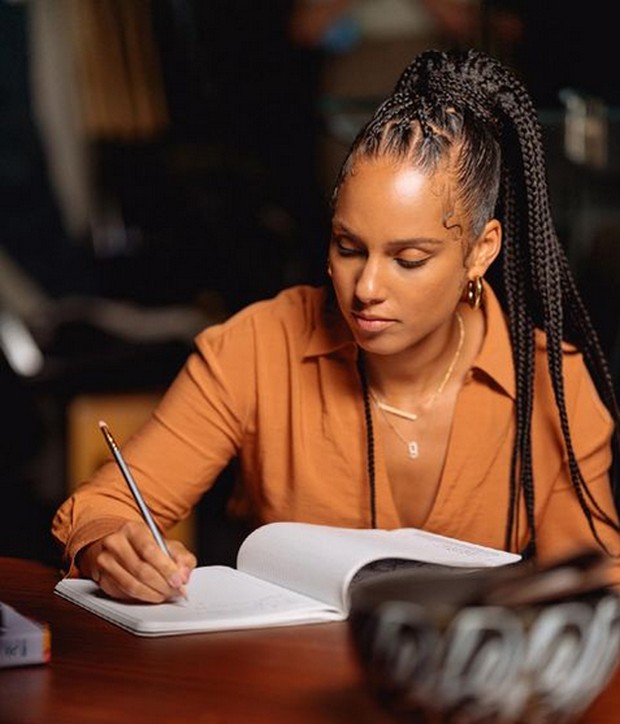 Alicia Keys/Foto : instagram.com/aliciakeys Alicia Keys menampilkan model rambut braided ponytail untuk rambut keriting dan panjang supaya terlihat lebih rapi
