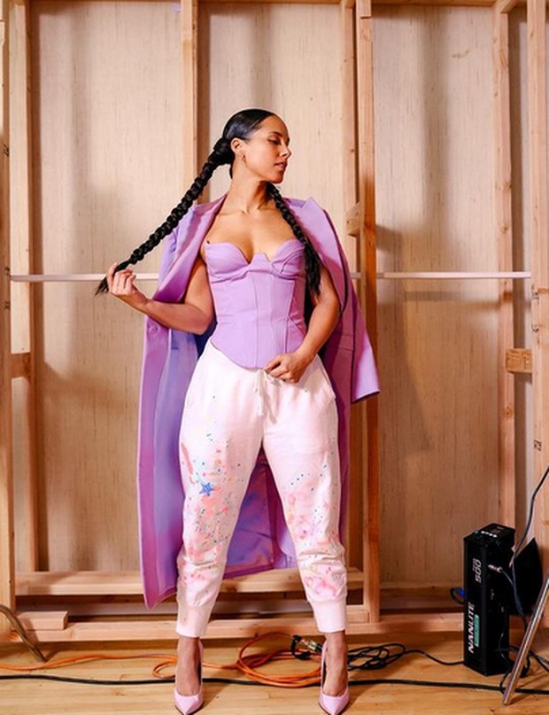 Alicia Keys/Foto : instagram.com/aliciakeys Alicia Keys menampilkan model rambut braided twintail dalam business casual look