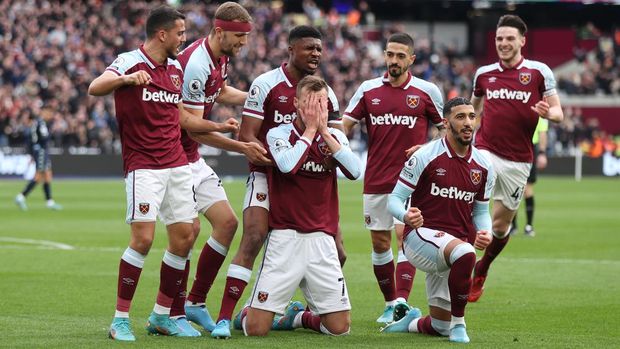 LONDON, ENGLAND - MARCH 13: Andriy Yarmolenko of West Ham United celebrates with teammates after scoring their side's first goal during the Premier League match between West Ham United and Aston Villa at London Stadium on March 13, 2022 in London, England. (Photo by Julian Finney/Getty Images)