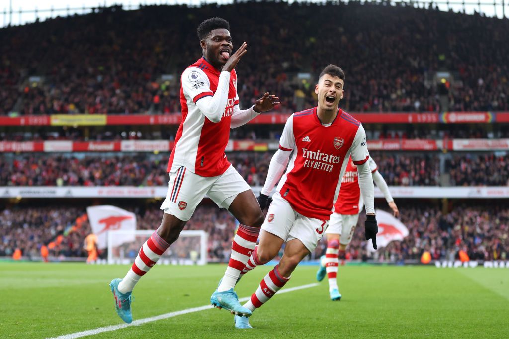 LONDON, ENGLAND - MARCH 13: Thomas Partey of Arsenal celebrates with teammate Gabriel Martinelli of Arsenal after scoring their side's first goal during the Premier League match between Arsenal and Leicester City at Emirates Stadium on March 13, 2022 in London, England. (Photo by Catherine Ivill/Getty Images)