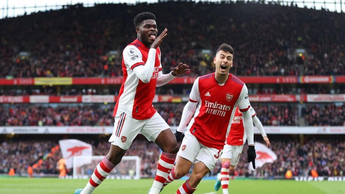 LONDON, ENGLAND - MARCH 13: Thomas Partey of Arsenal celebrates with teammate Gabriel Martinelli of Arsenal after scoring their sides first goal during the Premier League match between Arsenal and Leicester City at Emirates Stadium on March 13, 2022 in London, England. (Photo by Catherine Ivill/Getty Images)