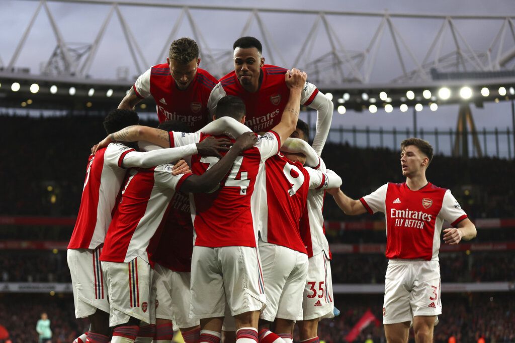 Leicester's Ricardo Pereira, left, and Arsenal's Gabriel Martinelli vie for the ball during the English Premier League soccer match between Arsenal and Leicester City at the Emirates Stadium, in London, Sunday, March 13, 2022. (AP Photo/Ian Walton)