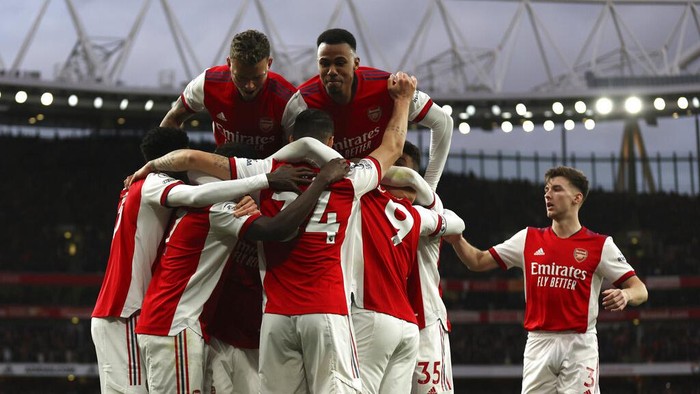 Leicester's Ricardo Pereira, left, and Arsenal's Gabriel Martinelli vie for the ball during the English Premier League soccer match between Arsenal and Leicester City at the Emirates Stadium, in London, Sunday, March 13, 2022. (AP Photo/Ian Walton)