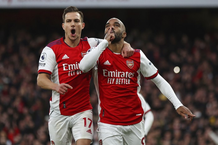 Arsenal Bungkam Leicester 2-0, Kembali ke Empat Besar! Leicester's Ricardo Pereira, left, and Arsenal's Gabriel Martinelli vie for the ball during the English Premier League soccer match between Arsenal and Leicester City at the Emirates Stadium, in London, Sunday, March 13, 2022. (AP Photo/Ian Walton)
