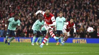 Pemain Arsenal Alexandre Lacazette mencetak gol kedua timnya melalui tendangan penalti.