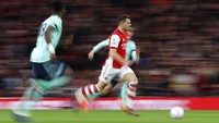 Pemain Arsenal Granit Xhaka mengontrol bola menghindari kejaran pemain Leicester.