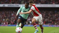 Ricardo Pereira dari Leicester, kiri, dan Kieran Tierney dari Arsenal berebut bola dalam pertandingan sepak bola Liga Inggris antara Arsenal dan Leicester City.