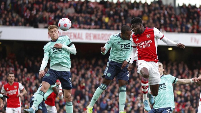 Leicester's Ricardo Pereira, left, and Arsenal's Gabriel Martinelli vie for the ball during the English Premier League soccer match between Arsenal and Leicester City at the Emirates Stadium, in London, Sunday, March 13, 2022. (AP Photo/Ian Walton)