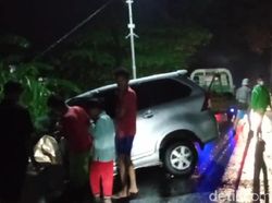 Avanza Hancur Tertabrak KA Komuter di Beji Pasuruan