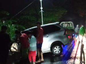 Avanza Hancur Tertabrak KA Komuter di Beji Pasuruan Avanza Hancur Tertabrak KA Komuter di Beji Pasuruan