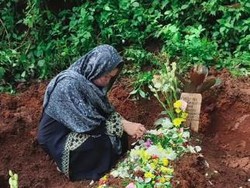 Baby Margaretha Tertunduk Lesu di Samping Makam Suami