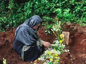 Baby Margaretha Tertunduk Lesu di Samping Makam Suami Baby Margaretha Tertunduk Lesu di Samping Makam Suami