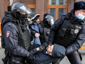 Warga Rusia Pakai Kode-Emoji Hindari Sensor dan Pengawasan Polisi