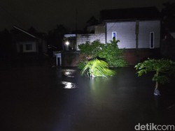 Dua Keluarga Terjebak Banjir Bandang di Kota Malang