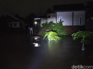 Dua Keluarga Terjebak Banjir Bandang di Kota Malang Dua Keluarga Terjebak Banjir Bandang di Kota Malang