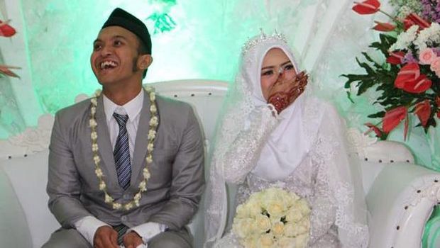 Caisar YKS dan sang istri Almaratu Intan jarang tersorot kini jadi perbincangan publik karena diisukan cerai. Yuk, intip potret mereka!