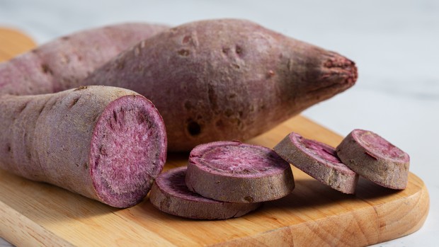 Mengonsumsi buah dan sayuran rendah lemak untuk diet perempuan usia 45 tahun.