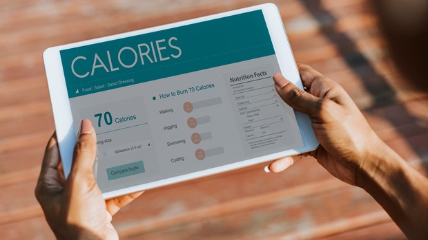 Memperhatikan asupan kalori sebagai cara diet perempuan usia 45 tahun.