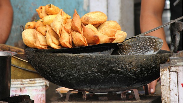 Mengurangi asupan gorengan untuk diet perempuan usia 45 tahun.