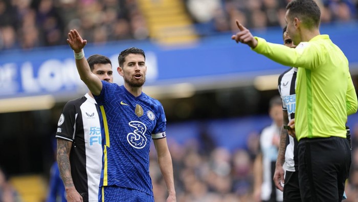 Chelseas Jorginho talks with referee during the English Premier League soccer match between Chelsea and Newcastle United at Stamford Bridge stadium in London, Sunday, March 13, 2022. (AP Photo/Kirsty Wigglesworth)