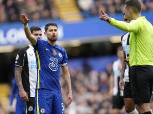 Sindir Wasit, Bek Newcastle Sebut Chelsea Main dengan 12 Orang