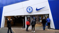 Sanksi terhadap Roman Abramovich juga bikin Chelsea tak boleh berjualan merchandise lagi di toko yang ada di stadion. Foto: Getty Images/Justin Setterfield