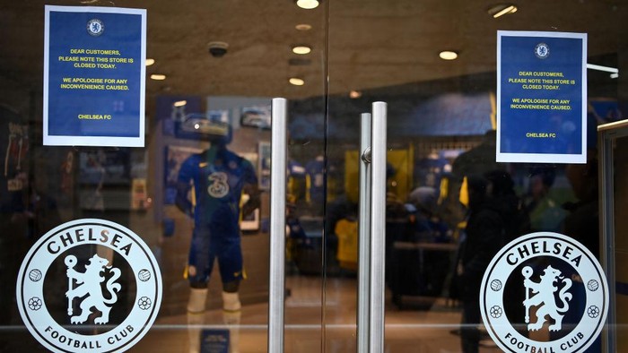 LONDON, ENGLAND - MARCH 13: A detailed view of a sign notifying fans the Chelsea FC club shop is closed prior to the Premier League match between Chelsea and Newcastle United at Stamford Bridge on March 13, 2022 in London, England. (Photo by Justin Setterfield/Getty Images)