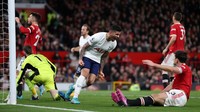 Romero tampak meledek Maguire yang bikin gol bunuh diri. Tindakannya pun dibahas tiga pundit Sky Sports yakni Roy Keane, Michael Dawson, dan Gary Neville. Foto: Getty Images/Naomi Baker  