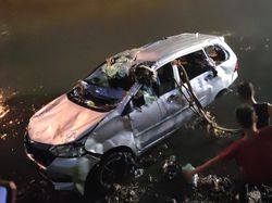 Viral Mobil Tabrak 2 Warga di Palembang, Dirusak-Diceburkan ke Kali