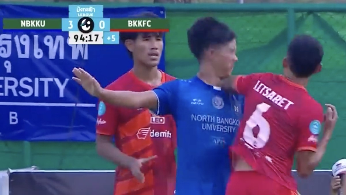 Elbow strike ala UFC di pertandingan bola. Foto: dok. Twitter