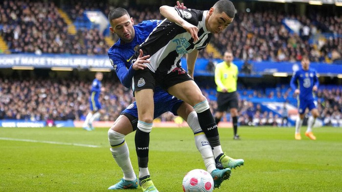 Gol Kai Havertz Bawa Chelsea Menang Tipis Atas Newcastle Chelsea's Hakim Ziyech, left, and Newcastle's Miguel Almiron vie for the ball during the English Premier League soccer match between Chelsea and Newcastle United at Stamford Bridge stadium in London, Sunday, March 13, 2022. (AP Photo/Kirsty Wigglesworth)