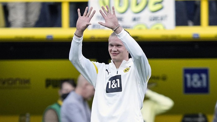 Dortmunds Erling Haaland warms up prior the German Bundesliga soccer match between Borussia Dortmund and Arminia Bielefeld in Dortmund, Germany, Sunday, March 13, 2022. (AP Photo/Martin Meissner)