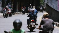 Enggan Memutar Jauh, Bikers Pilih Lawan Arus di Kolong Ciputat