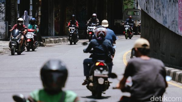 Enggan Memutar Jauh, Bikers Pilih Lawan Arus di Kolong Ciputat
