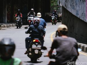 Enggan Memutar Jauh, Bikers Pilih Lawan Arus di Kolong Ciputat