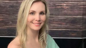 Foto: Kontroversi Model Tanpa Busana, Kini Takut Dikeluarkan dari Gereja