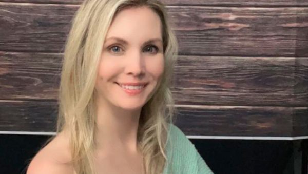 Foto: Kontroversi Model Tanpa Busana, Kini Takut Dikeluarkan dari Gereja