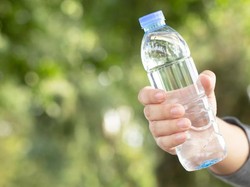 Minum Air dari Botol Kemasan Langsung dalam Pandangan Islam