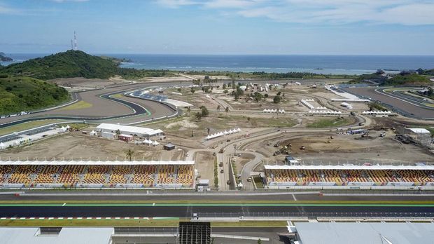 Foto udara suasana Pertamina Mandalika International Street Circuit di Kawasan Ekonomi Khusus (KEK) Mandalika, Pujut, Praya, Lombok Tengah, NTB, Senin (14/3/2022). Menteri BUMN Erick Thohir menyampaikan bahwa Mandalika siap menjadi tuan rumah MotoGP pada 18-20 Maret mendatang dan optimistis penyelenggaran akan sukses dilaksanakan. ANTARA FOTO/Ahmad Subaidi/aww.