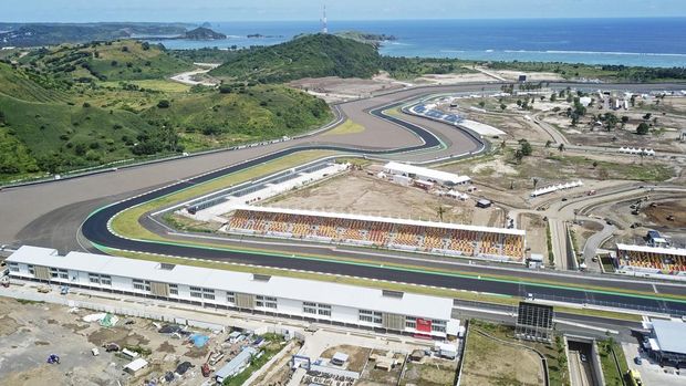Foto udara suasana Pertamina Mandalika International Street Circuit di Kawasan Ekonomi Khusus (KEK) Mandalika, Pujut, Praya, Lombok Tengah, NTB, Senin (14/3/2022). Menteri BUMN Erick Thohir menyampaikan bahwa Mandalika siap menjadi tuan rumah MotoGP pada 18-20 Maret mendatang dan optimistis penyelenggaran akan sukses dilaksanakan. ANTARA FOTO/Ahmad Subaidi/aww.