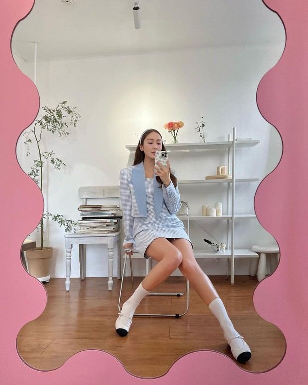 Jessica Jung founder Blanc and Eclare/instagram.com/jessica.syj Blanc and Eclare brand fashion milik Jessica ex SNSD akan meluncurkan gaya busana untuk musim ini. Jessica nampak formal dengan outfitnya dan ia nampak mengenakan kaus kaki potongan rendah.