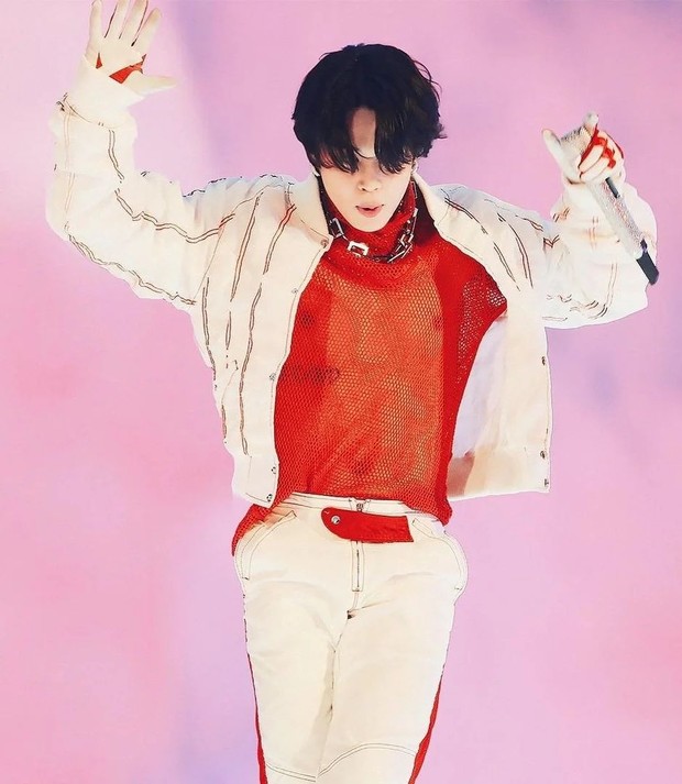 Jimin wear outfit jaring saat perform lagu 'Dope'/instagram.com/jimin.bighitentertaiment Jimin dan J-Hope merupakan main dancer di grup BTS. Sebagai main dancer outfit yang dikenakan juga harus nyaman dan tidak membatasi gerakan mereka saat menari. seperti outfit Jimin yang dikenakan saat membawakan lagu 'Dope'