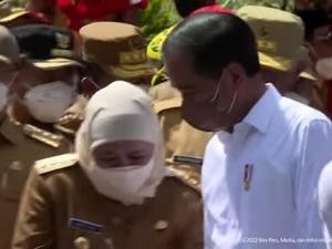 Khofifah Serahkan Secarik Kertas ke Jokowi Usai Penyatuan Tanah-Air di IKN