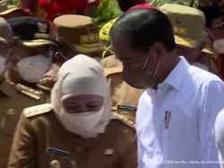 Khofifah Serahkan Secarik Kertas ke Jokowi Usai Penyatuan Tanah-Air di IKN