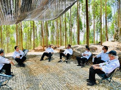 Jokowi Tiba di Lokasi Kemah IKN, Bincang Santai Bareng Para Menteri