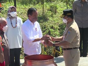 Bawa Tanah Kampung Akuarium, Anies Dinilai Sindir Halus Jokowi Bawa Tanah Kampung Akuarium, Anies Dinilai Sindir Halus Jokowi