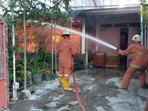 Seorang Wanita Histeris Saat Sebuah Rumah di Ngagel Terbakar